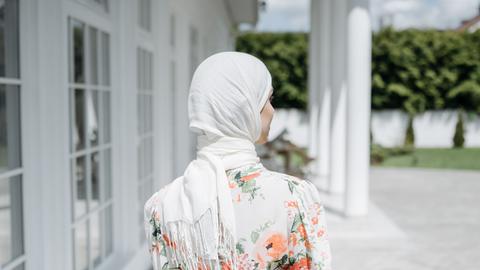 Junge Frau mit Hijab