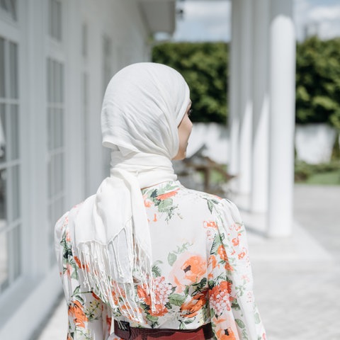 Junge Frau mit Hijab