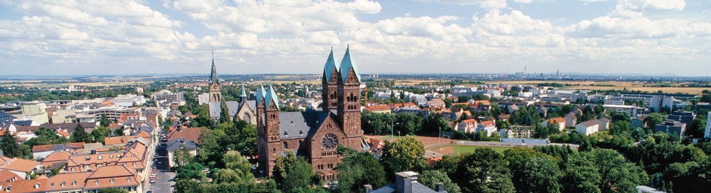 Blick über das Bad Homburger Schloss zur Erlöserkirche und dahinter zur Kirche St. Marien