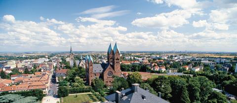 Blick über das Bad Homburger Schloss zur Erlöserkirche und dahinter zur Kirche St. Marien