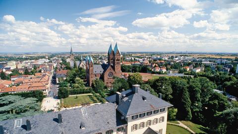 Blick über das Bad Homburger Schloss zur Erlöserkirche und dahinter zur Kirche St. Marien