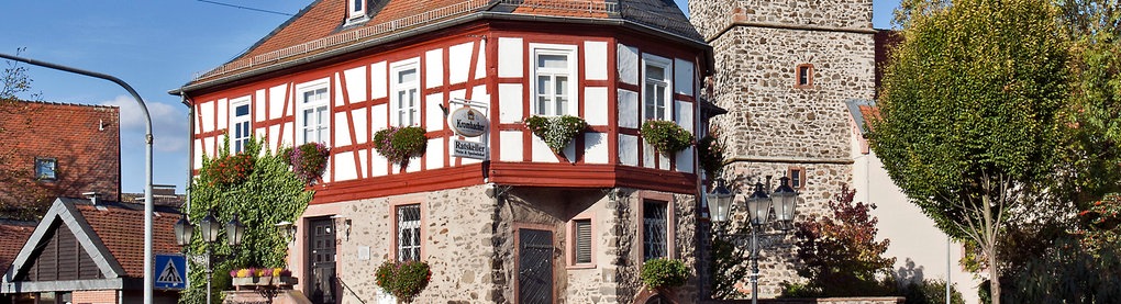 Das Alte Rathaus und die Jakobuskirche in Bruchköbel