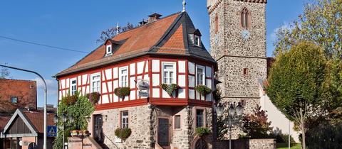 Das Alte Rathaus und die Jakobuskirche in Bruchköbel