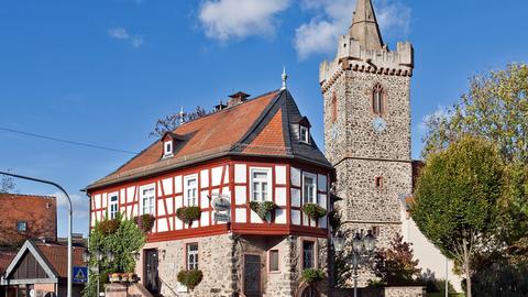 Das Alte Rathaus und die Jakobuskirche in Bruchköbel