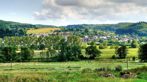 Ein Blick aus der Ferne auf die Gemeinde Lahntal, umgeben von malerischer Landschaft.