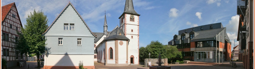 Eine kleine Kirche in Mörlenbach mit Umgebungsbebauung.