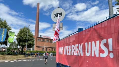 Vor dem Werkstor der Firma Goodyear-Fulda hängt ein Transparent mit der Aufschrift: Wir wehren uns