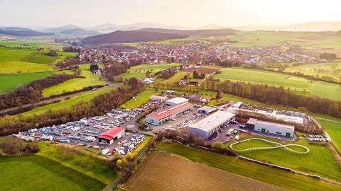 Luftaufnahme mit Blick von oben auf das Firmengelände der Firma Wiegand im osthessischen Rasdorf