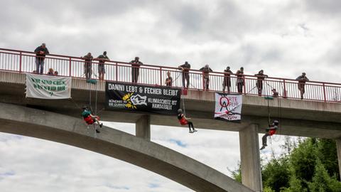 "Wir sind Grün. Was seid ihr?" steht auf einem der Transparente, an einer Brücke auf der A4.