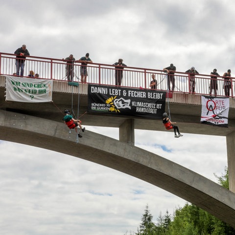 "Wir sind Grün. Was seid ihr?" steht auf einem der Transparente, an einer Brücke auf der A4.