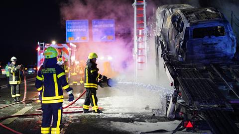 Auf der A3 bei Frankfurt-Süd fing der Autotransporter Feuer. 