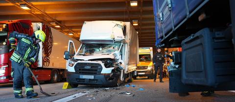 Beschädigter Kleintransporter nach einem Auffahrunfall mit weiteren Lastwagen auf der A3 nahe dem Frankfurter Flughafen