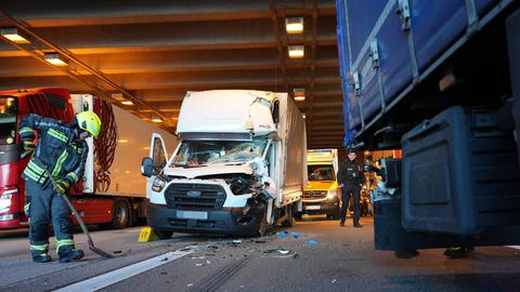 Beschädigter Kleintransporter nach einem Auffahrunfall mit weiteren Lastwagen auf der A3 nahe dem Frankfurter Flughafen