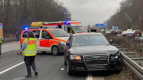 Beschädigte Autos auf der A3 nach einem Auffahrunfall bei Niedernhausen