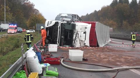 Der verunfallte Lkw liegt auf der Fahrbahn der A3 am Elzer Berg.