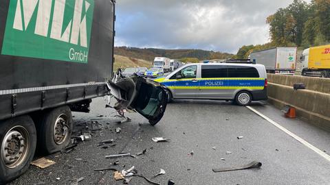 Abgerissenes Dach eines Autos an einem Sattelschlepper nach einem Auffahrunfall auf der A4