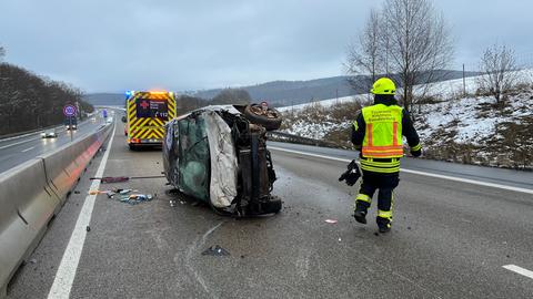 Auf die Seite gekipptes und stark beschädigtes Auto nach einem Unfall auf der A4 bei Bad Hersfeld