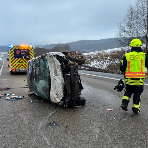 Auf die Seite gekipptes und stark beschädigtes Auto nach einem Unfall auf der A4 bei Bad Hersfeld