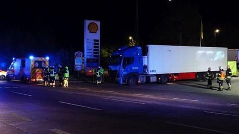 Einsatzfahrzeuge an der Zufahrt zum Rasthof an der A44 bei Breuna (Kasssel)