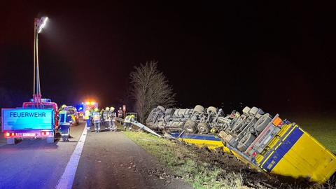 Auf der A45 zwischen Hammersbach und Altenstadt kippte in der Nacht ein Lastwagen um. 