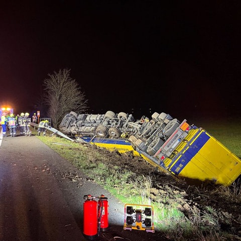 Auf der A45 zwischen Hammersbach und Altenstadt kippte in der Nacht ein Lastwagen um. 