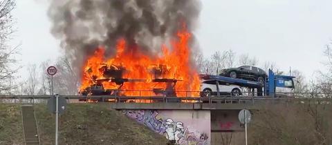 Ein brennender Lkw steht auf einer Brücke