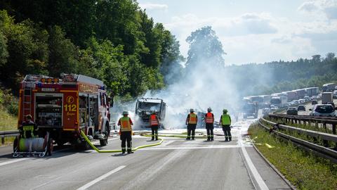 Dieser Lkw brannte am Donnerstagnachmittag auf der A5 ab, die Strecke wurde voll gesperrt.