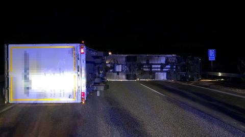 Lkw auf A5 bei Friedberg umgestürzt