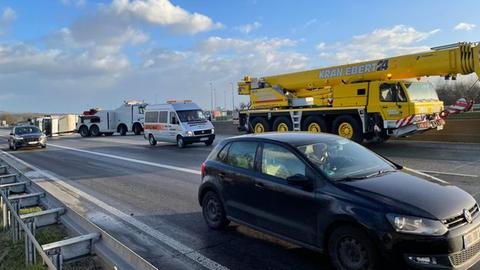 Bergungsarbeiten auf A5 bei Friedberg nach einem Lkw-Unfall