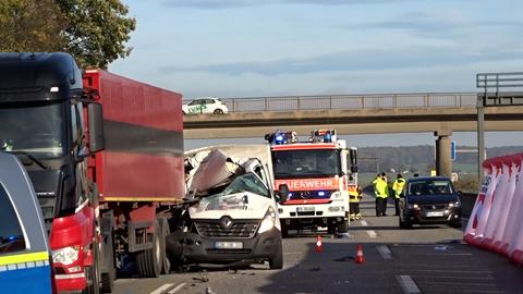 Ein Kleinlaster ist an einem Stauende auf der A5 bei Butzbach auf einen Lastwagen aufgefahren