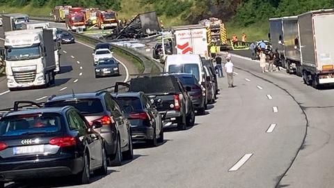 Stundenlang standen Autos und Lkw auf der A5 in Richtung Kassel im Stau.