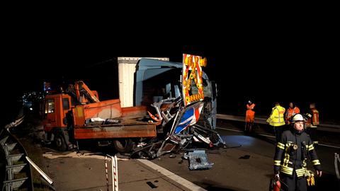 Ein Lkw-Fahrer steuerte auf der A60 bei Rüsselsheim seinen Laster in eine Baustelle