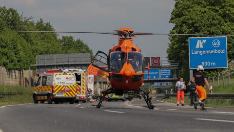 Ein Rettungshubschrauber ist an der Unfallstelle auf der A66 bei Langenselbold (Main-Kinzig) gelandet.