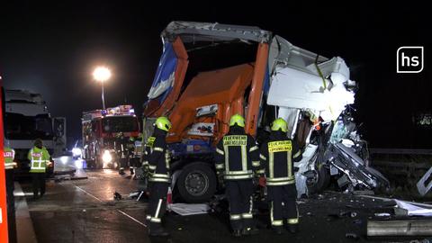 Verunglückte Lastwagen nach einem Unfall auf der A66 bei Gründau-Lieblos