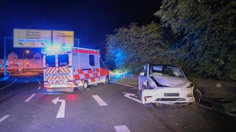 Unfallstelle auf der A66 - demolierter Kleinwagen steht am Rand, im Hintergrund ein Rettungswagen