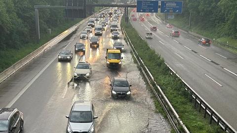 Überschwemmte Fahrbahn auf der A661 bei Frankfurt