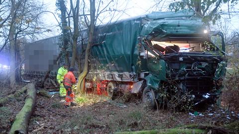 Lkw steht in der Böschung neben der Straße