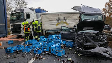 Bei dem Unfall auf der A67 war auch ein Getränkelastwagen involviert. 