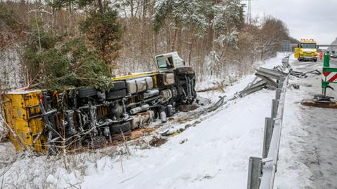 Auf der A7 ist ein Lkw wegen Glätte in den Graben gestürzt.