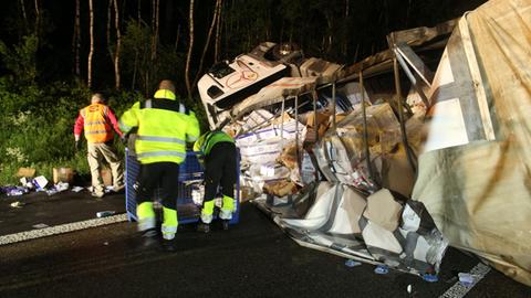 Ein umgekippter Lastwagen auf der A7 bei Homberg/Efze (Schwalm-Eder)