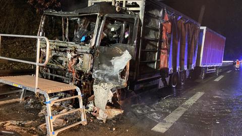 Ausgebrannter Laster auf der Fahrbahn der A7 bei Kirchheim