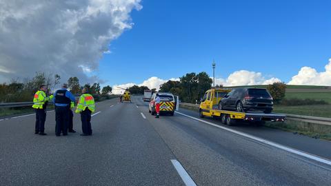 Der Wagen des Abschleppdienstes steht auf dem Standstreifen der A7.