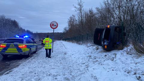 Auf der A7 durchschlug ein Pkw einen Wildzaun.