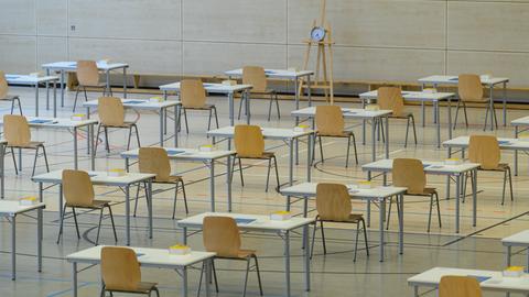 Abi-Prüfung in Deutsch 2022: Tische, Stühle und Duden stehen bereit.