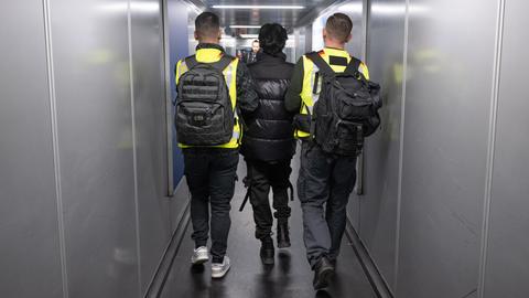 Beamte der Bundespolizei bringen einen Mann auf einen Abschiebeflug nach Pakistan
