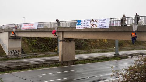 Protest gegen Verkehrsminister Al-Wazir (Grüne) auf A3.