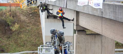 Umweltaktivisten haben sich von einer Autobahnbrücke abgeseilt.
