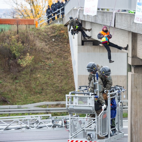 Umweltaktivisten haben sich von einer Autobahnbrücke abgeseilt.