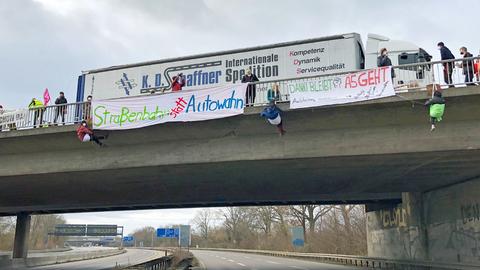 Aktivisten seilen sich von der Brücke ab