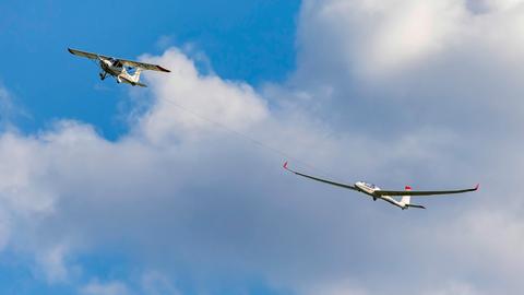 Motorflugzeug schleppt Segelflieger (Archivbild)